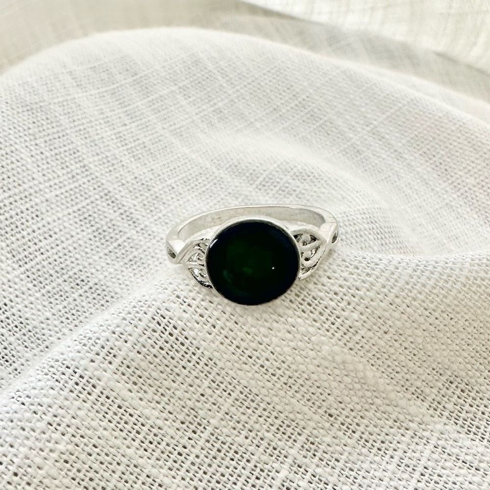 Round mood ring (changes color)